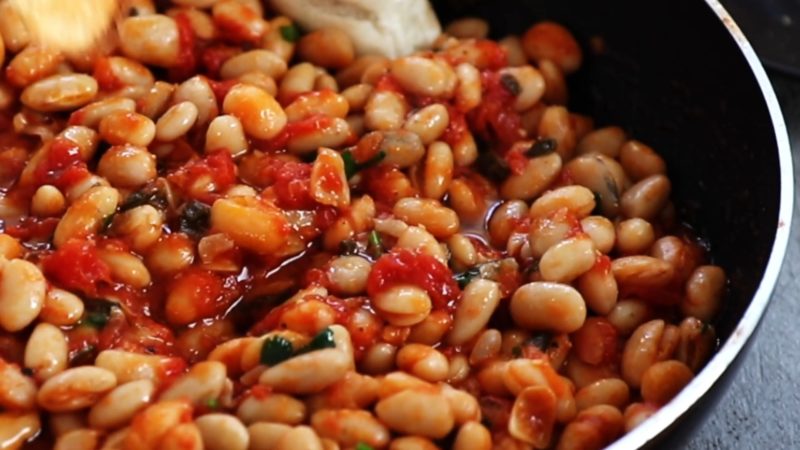 Рецепт белой фасоли с помидорами и чесноком