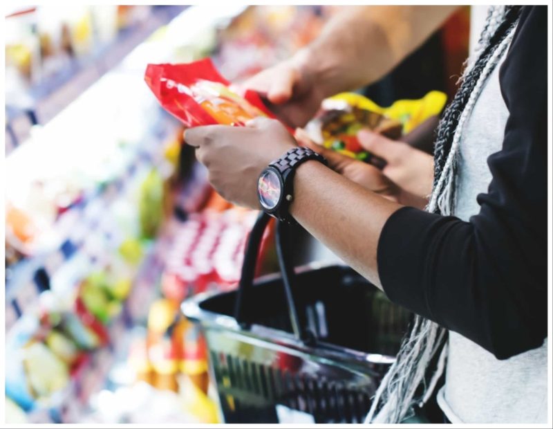 выбор продуктов в магазине